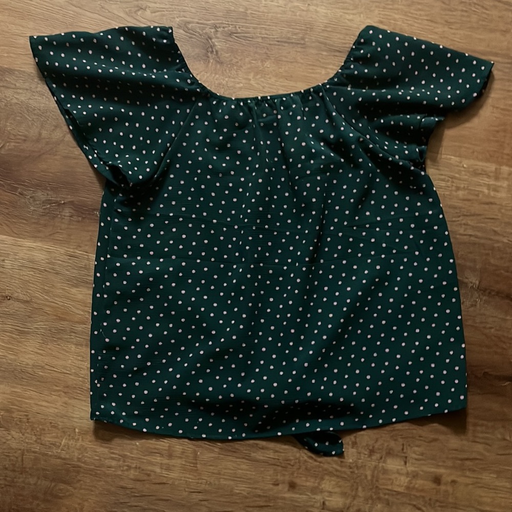 cute green top with pink polka dots and a bow detailing in front, button up - Picture 2 of 2
